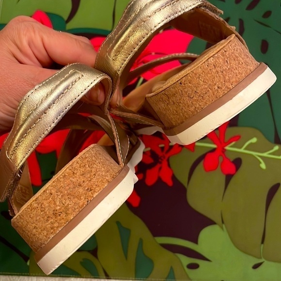 Brand New Clarks Genuine Leather Rose Gold Adjustable Brynn Step Sandals - Picture 10 of 15